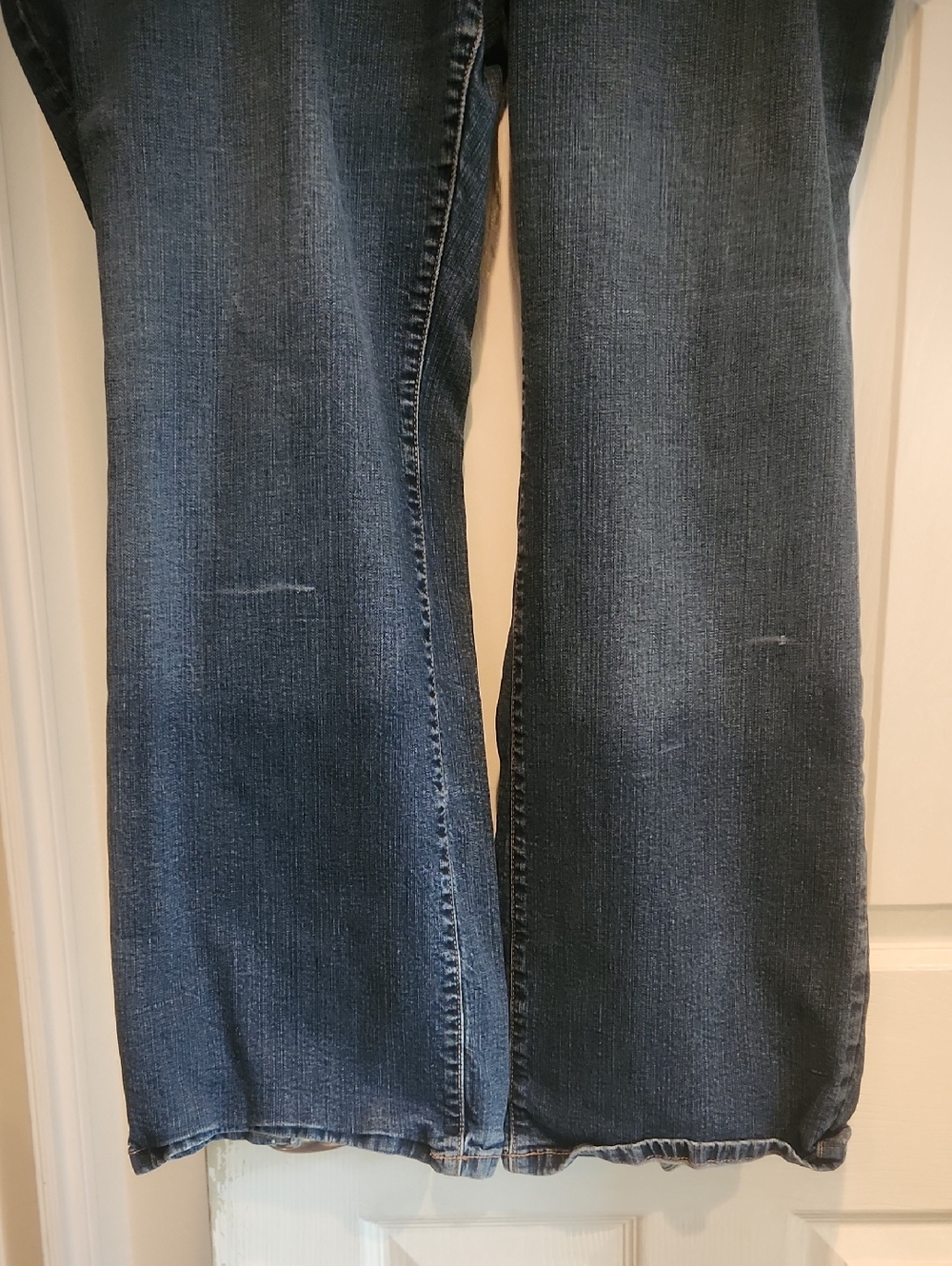 Preowned Torrid Sz 22 Relaxed Bootcut Denim Jeans Medium Wash *Bottom Hem Fray* - Picture 2 of 13